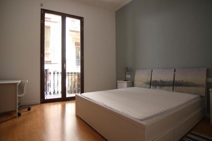 3 bedrooms apartment for rent in Ciutat Vella, Spain - Image 11