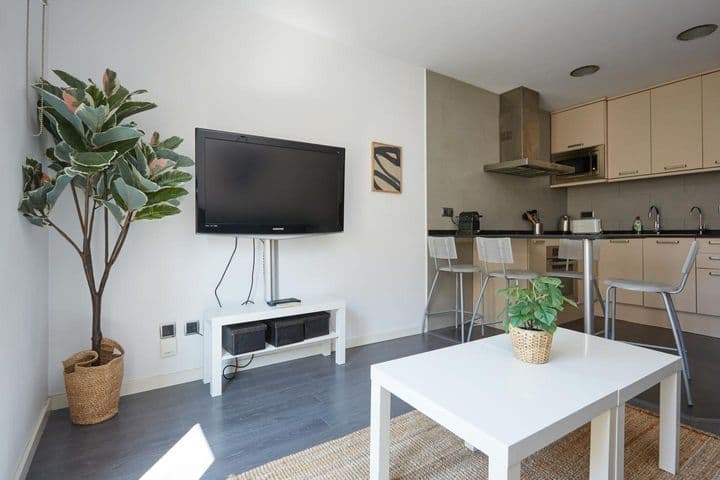 2 bedrooms apartment for rent in Sants-Montjuic, Spain - Image 3