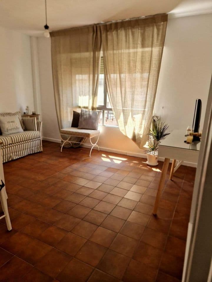 1 bedroom apartment for rent in Centro-Sagrario, Spain - Image 2