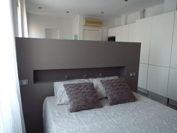 1 bedroom apartment for rent in Ciutat Vella, Spain - Image 11