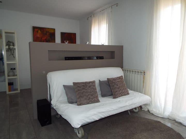 1 bedroom apartment for rent in Ciutat Vella, Spain - Image 2