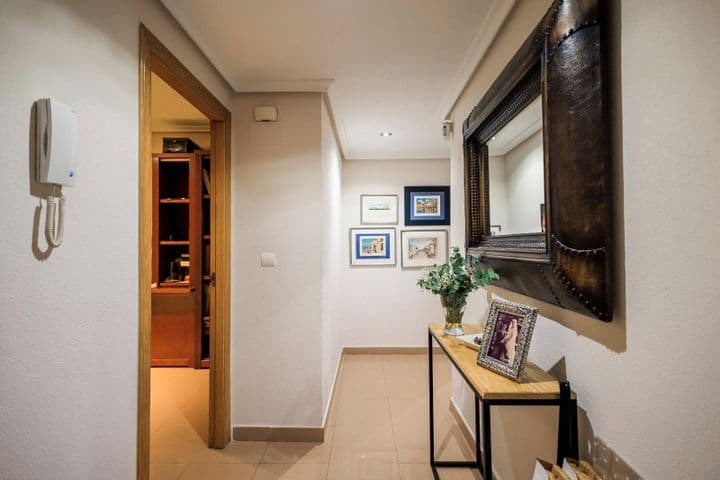 4 bedrooms apartment for rent in Centro, Spain - Image 9