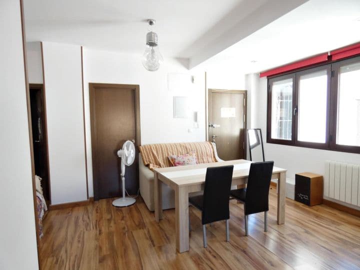 4 bedrooms apartment for rent in Centro-Sagrario, Spain - Image 3