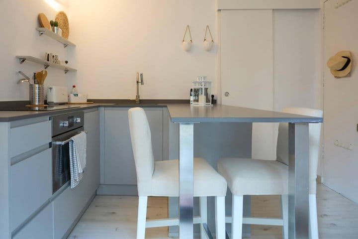 1 bedroom apartment for rent in Ciutat Vella, Spain - Image 8