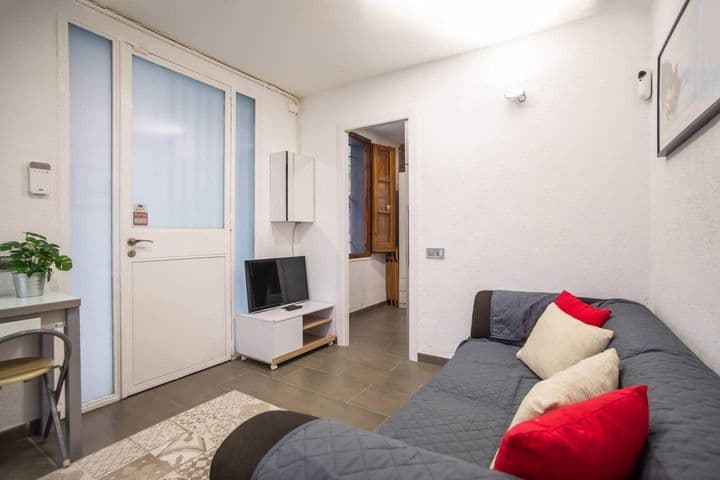 1 bedroom apartment for rent in Ciutat Vella, Spain - Image 2