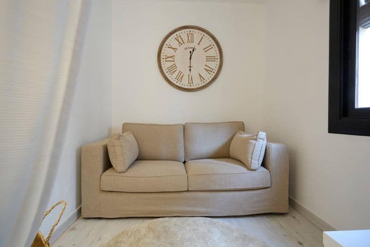 1 bedroom apartment for rent in Ciutat Vella, Spain - Image 2