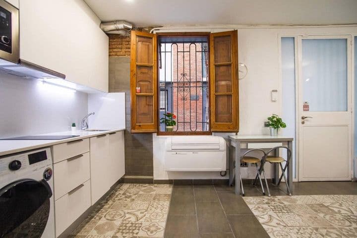 1 bedroom apartment for rent in Ciutat Vella, Spain - Image 8