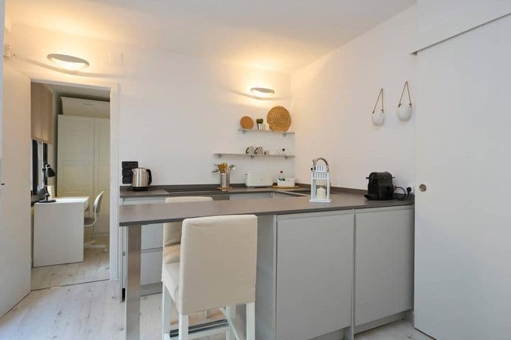 1 bedroom apartment for rent in Ciutat Vella, Spain - Image 6