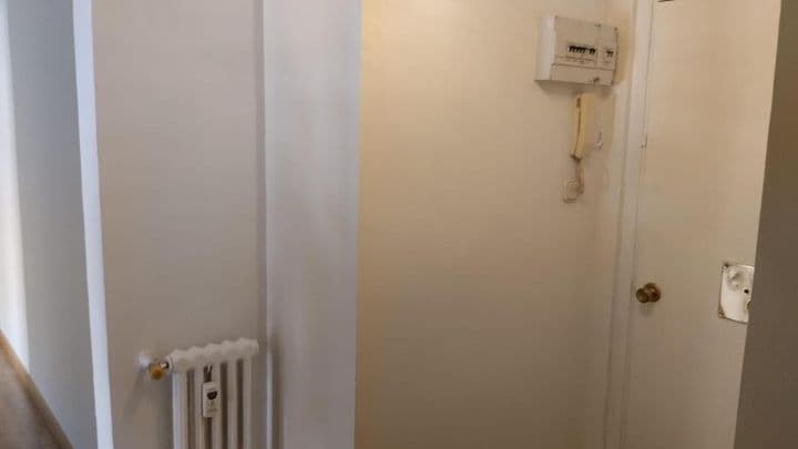 2 bedrooms apartment for rent in Zaragoza, Spain - Image 4