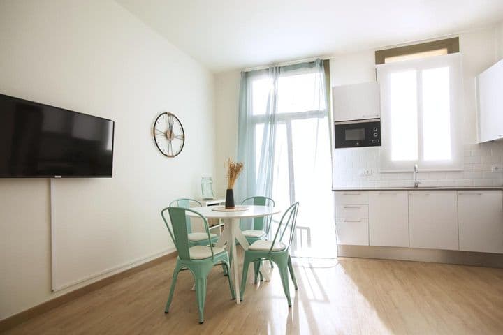 2 bedrooms apartment for rent in Ciutat Vella, Spain - Image 4