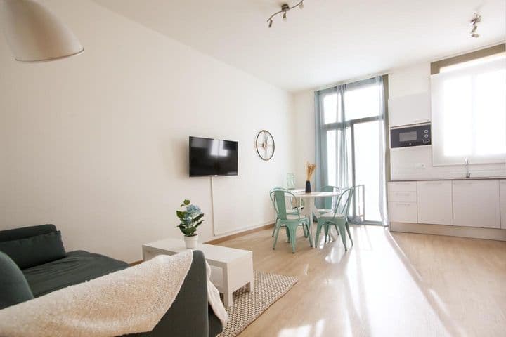 2 bedrooms apartment for rent in Ciutat Vella, Spain - Image 3