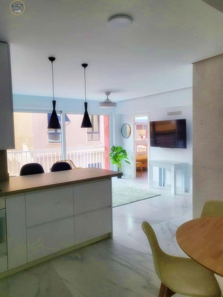 3 bedrooms apartment for rent in Centro, Spain - Image 4