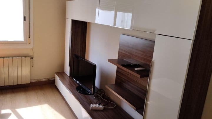 3 bedrooms apartment for rent in Universidad, Spain - Image 2