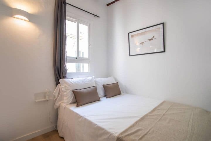 1 bedroom apartment for rent in Ciutat Vella, Spain - Image 9