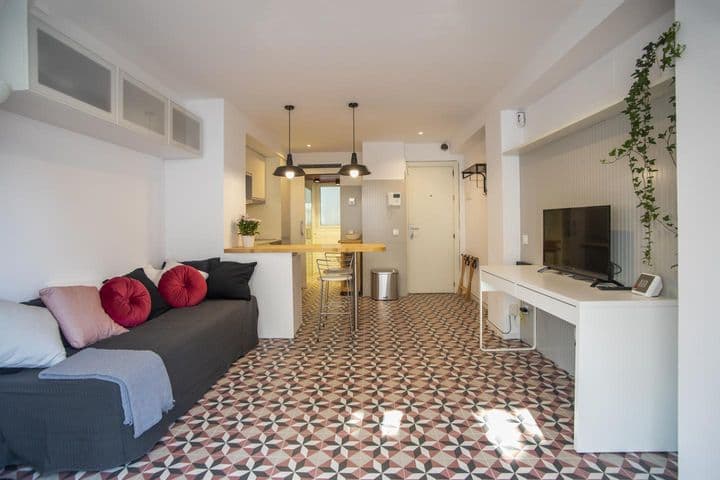 1 bedroom apartment for rent in Ciutat Vella, Spain - Image 2