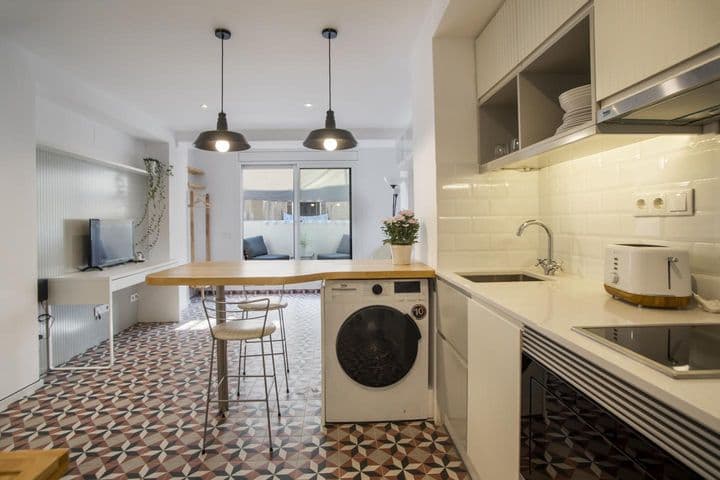 1 bedroom apartment for rent in Ciutat Vella, Spain - Image 6