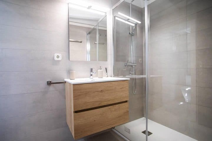 1 bedroom apartment for rent in Ciutat Vella, Spain - Image 11