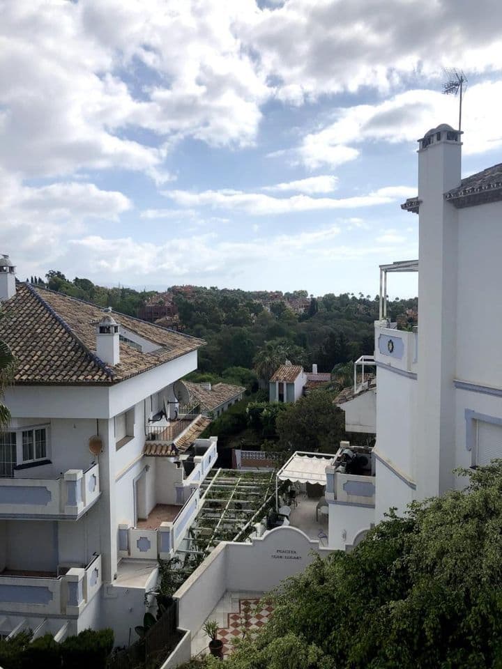 2 bedrooms apartment for rent in Nueva Andalucia, Spain - Image 2