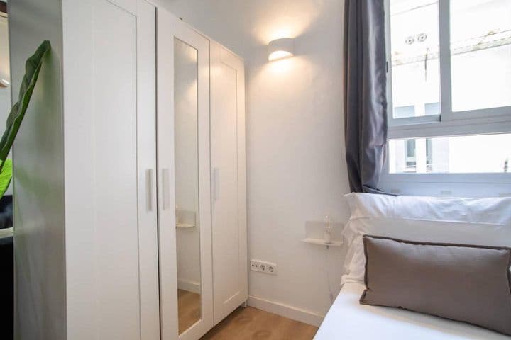 1 bedroom apartment for rent in Ciutat Vella, Spain - Image 10