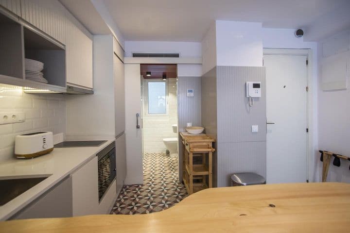 1 bedroom apartment for rent in Ciutat Vella, Spain - Image 9