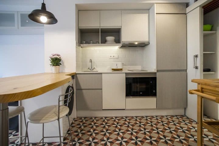 1 bedroom apartment for rent in Ciutat Vella, Spain - Image 7