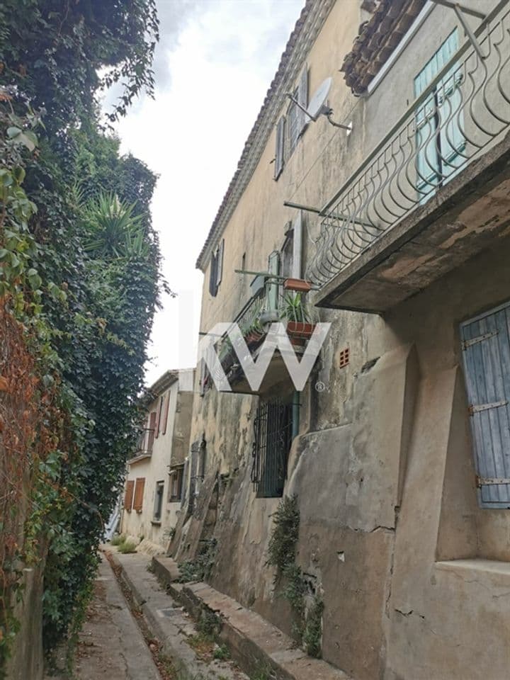 Building for sale in Saint-Gilles, France