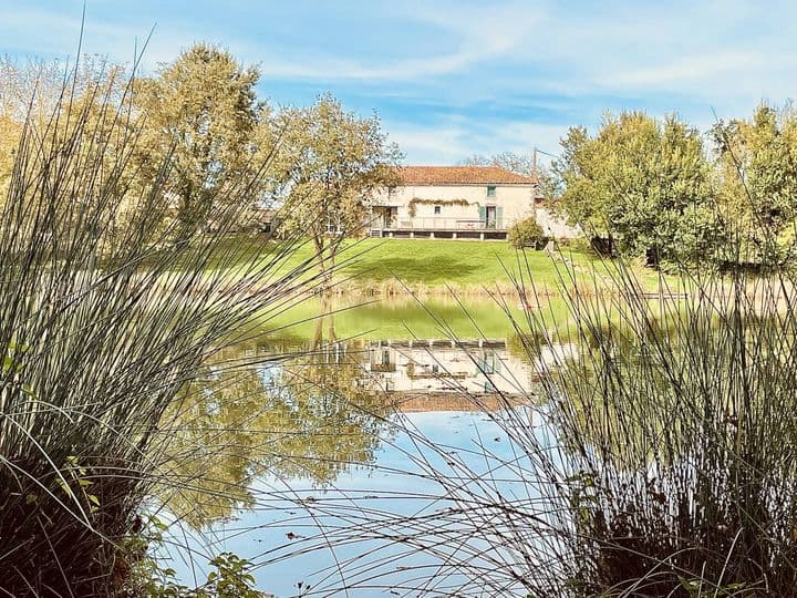 6 bedrooms house for sale in le vigeant, France