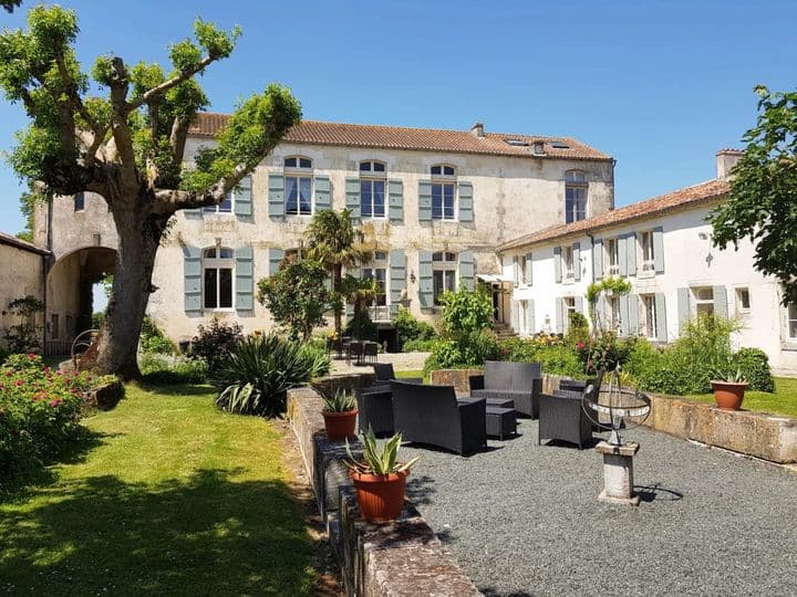 23 bedrooms house for sale in  France