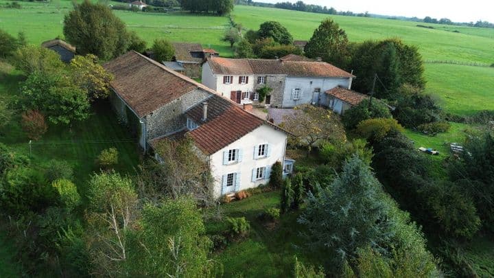 8 bedrooms house for sale in SAINT SAUD LACOUSSIERE, France