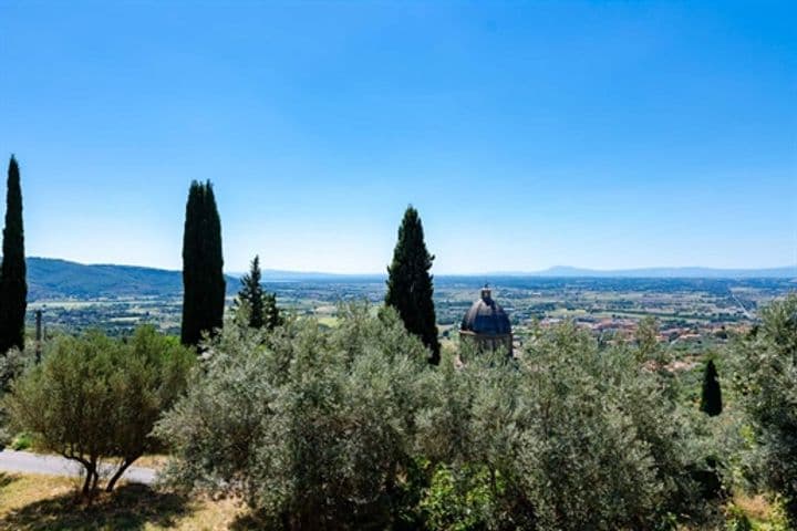 House for sale in Cortona, Italy - Image 8