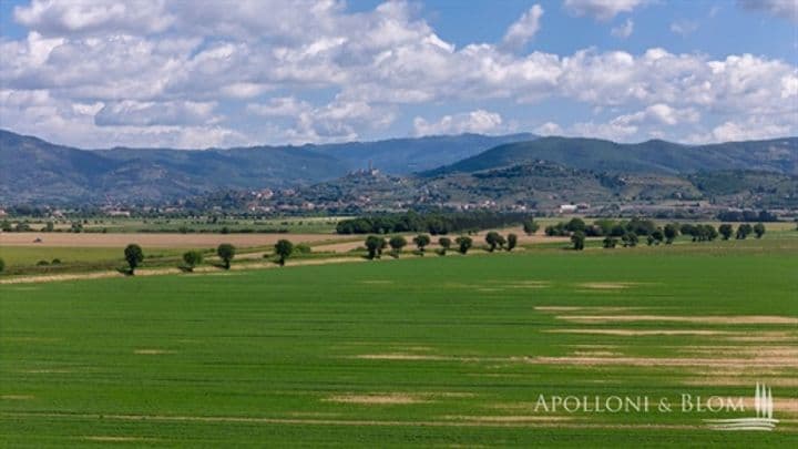 House for sale in Cortona, Italy - Image 11