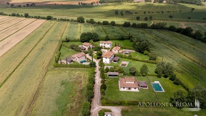 House for sale in Cortona, Italy - Image 10