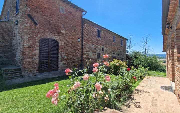 8 bedrooms house for sale in Cortona, Italy - Image 2