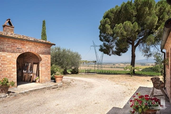 House for sale in Cortona, Italy - Image 11