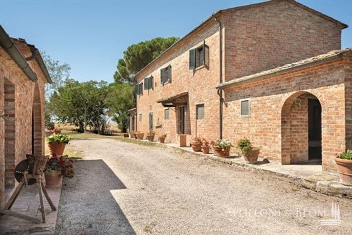 House for sale in Cortona, Italy - Image 12