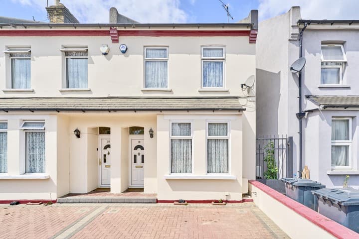 4 bedrooms house for sale in London, United Kingdom - Image 13