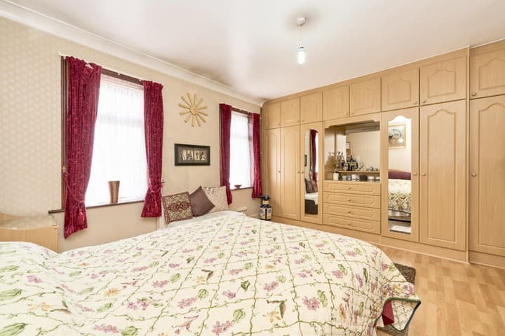 4 bedrooms house for sale in London, United Kingdom - Image 5