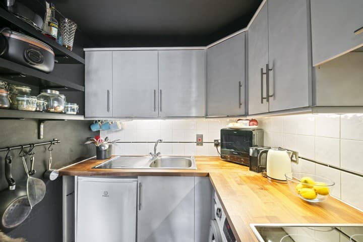 1 bedroom apartment for sale in London, United Kingdom - Image 10