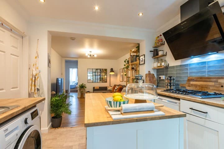 4 bedrooms house for sale in London, United Kingdom - Image 9