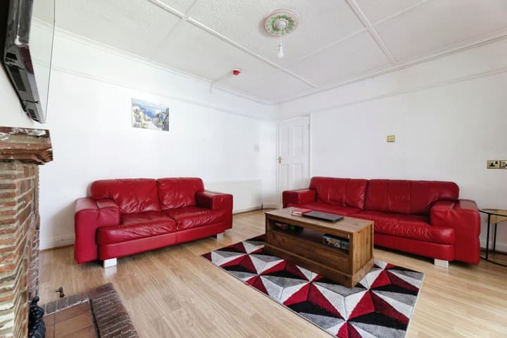 4 bedrooms house for sale in Ilford, United Kingdom - Image 3