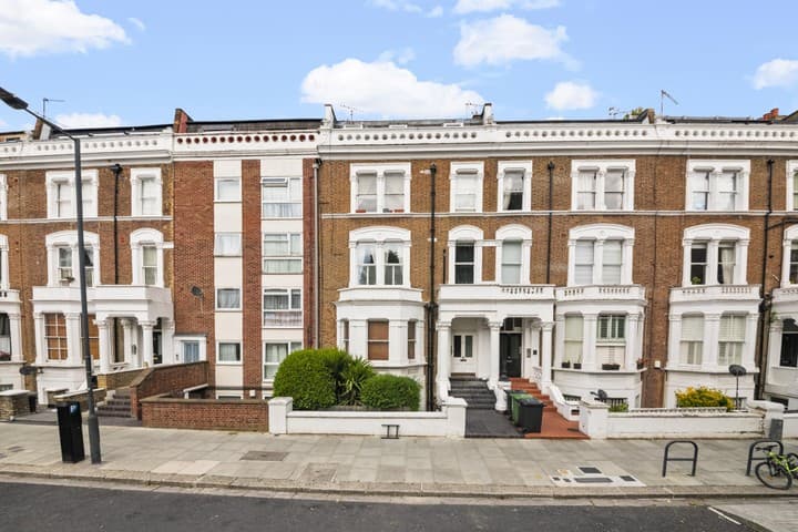 1 bedroom apartment for sale in London, United Kingdom - Image 3