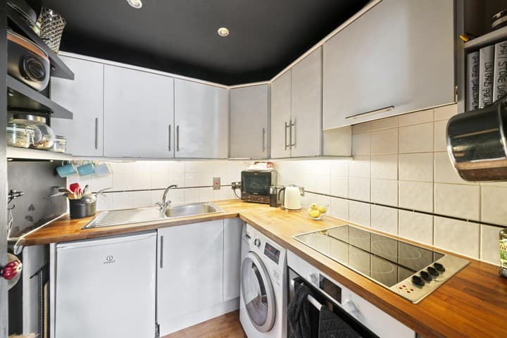 1 bedroom apartment for sale in London, United Kingdom - Image 9