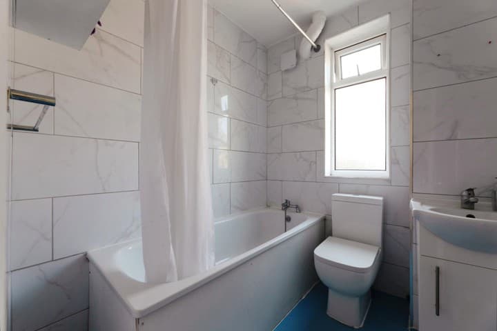 4 bedrooms house for sale in Ilford, United Kingdom - Image 9