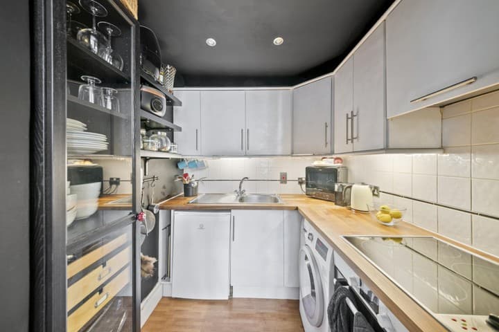 1 bedroom apartment for sale in London, United Kingdom - Image 8