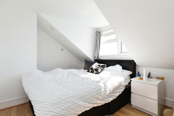 4 bedrooms house for sale in Ilford, United Kingdom - Image 12