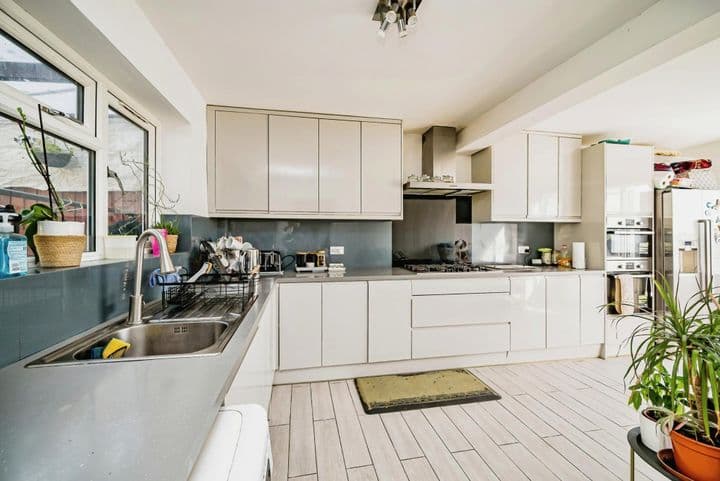 4 bedrooms house for sale in High Wycombe, United Kingdom - Image 10