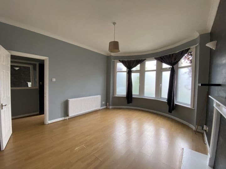 1 bedroom apartment for sale in Westcliff-On-Sea, United Kingdom - Image 3