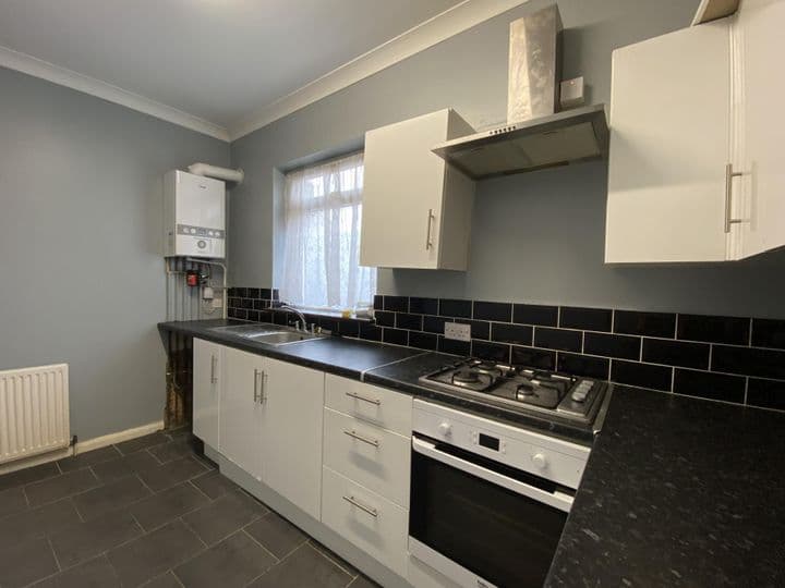 1 bedroom apartment for sale in Westcliff-On-Sea, United Kingdom - Image 7