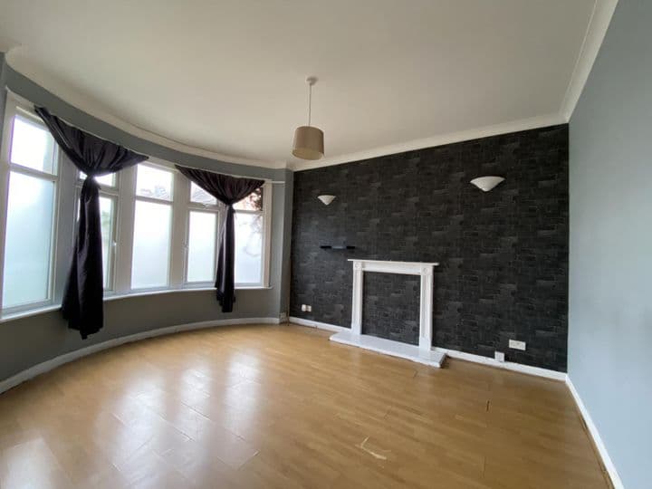 1 bedroom apartment for sale in Westcliff-On-Sea, United Kingdom - Image 4