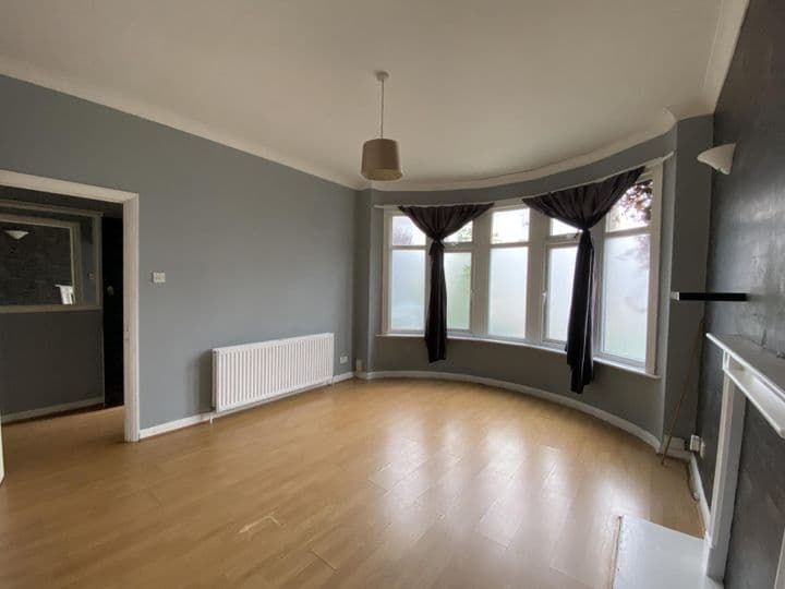 1 bedroom apartment for sale in Westcliff-On-Sea, United Kingdom - Image 6